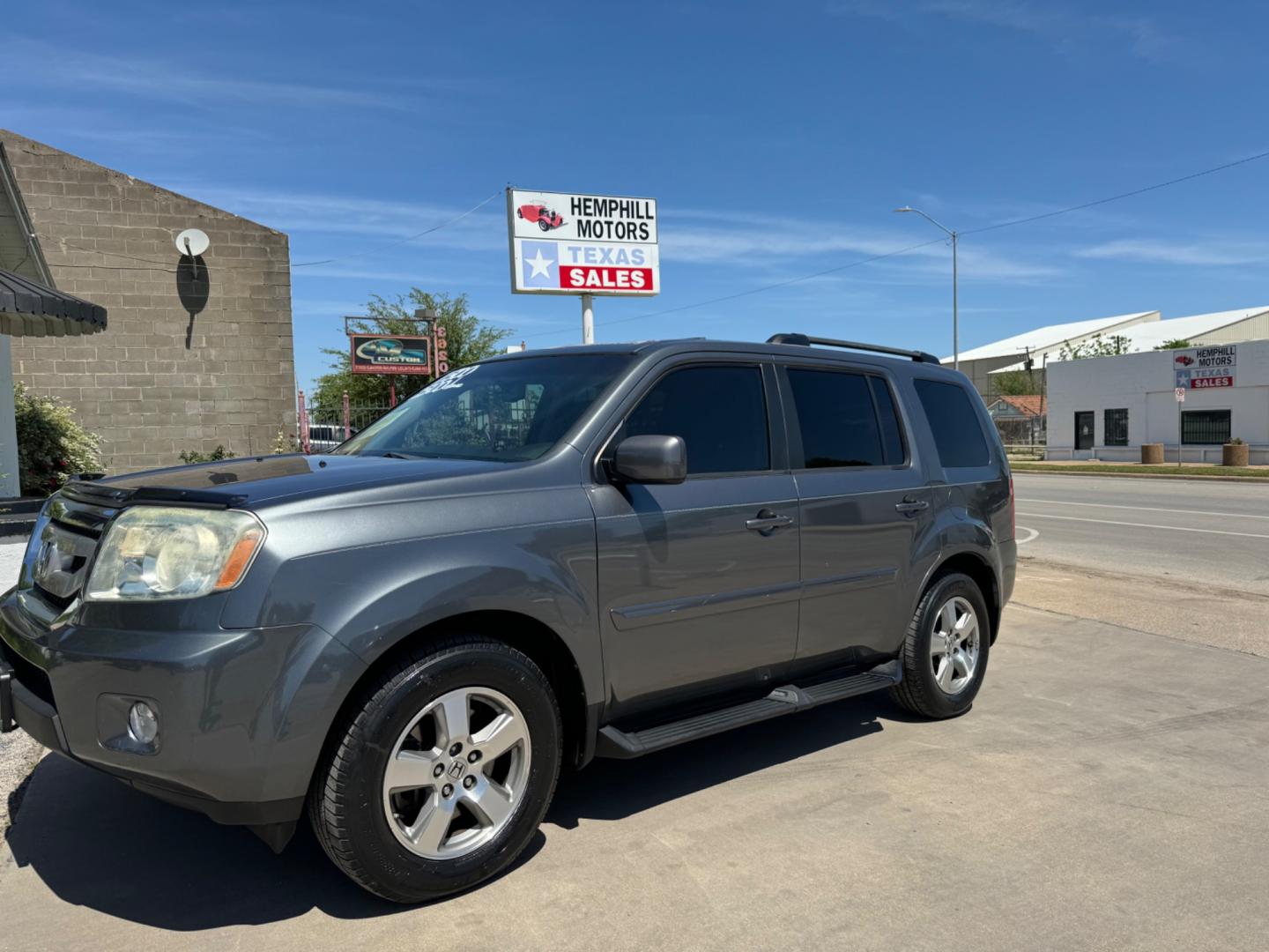 2010 Gray Honda Pilot (5FNYF3H5XAB) , Automatic transmission, located at 3624 Hemphill St., Fort Worth, TX, 76110, (817) 926-8921, 32.696205, -97.331985 - Photo#0